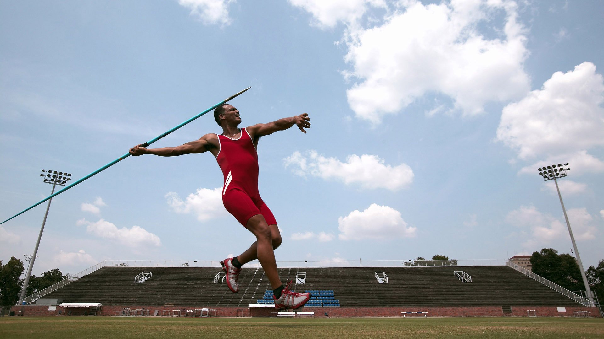 温网巅峰对决，阿尔卡拉斯逆转德约科维奇，新生代王者加冕